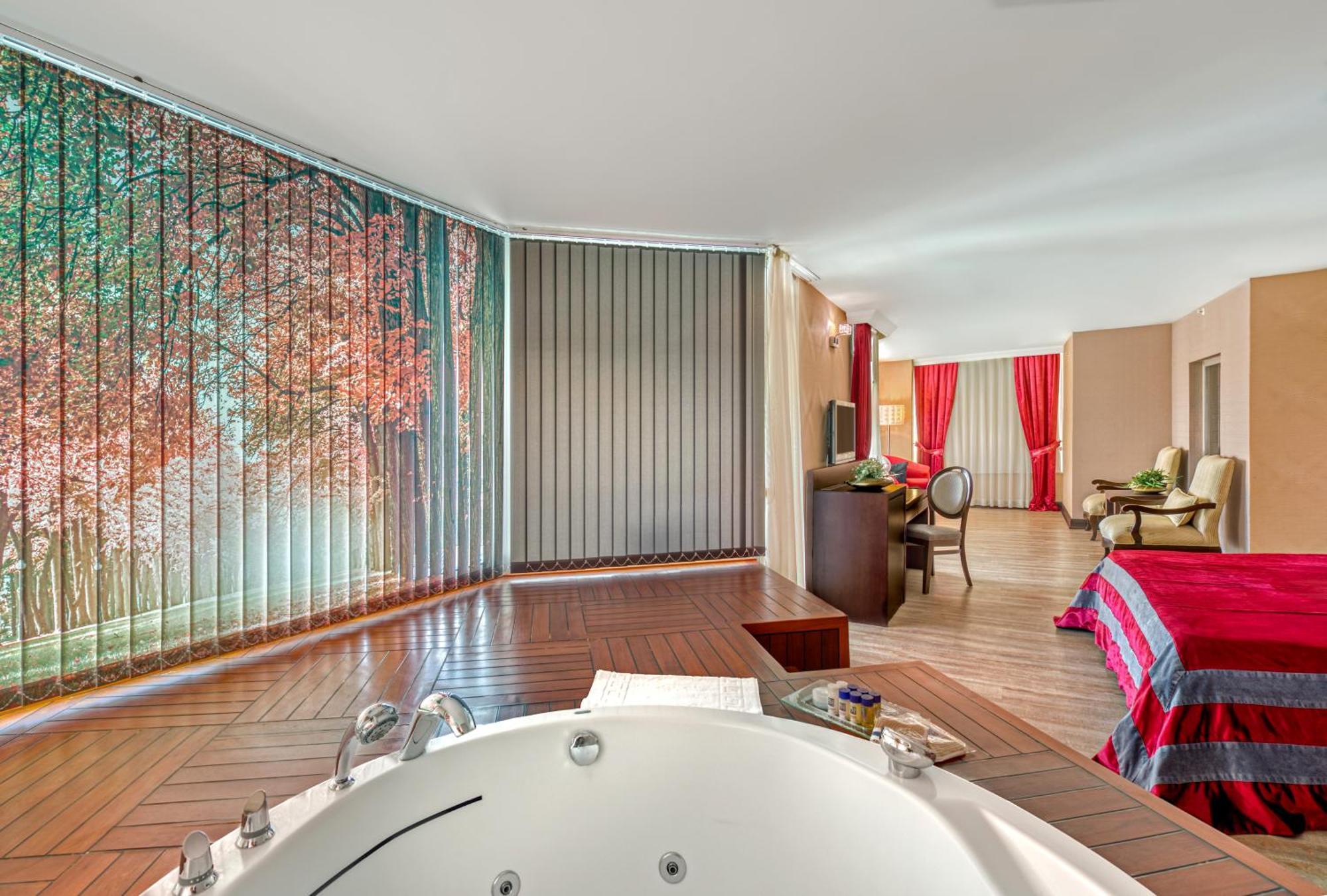 Suite Hot Tub,1589465766:JPEG