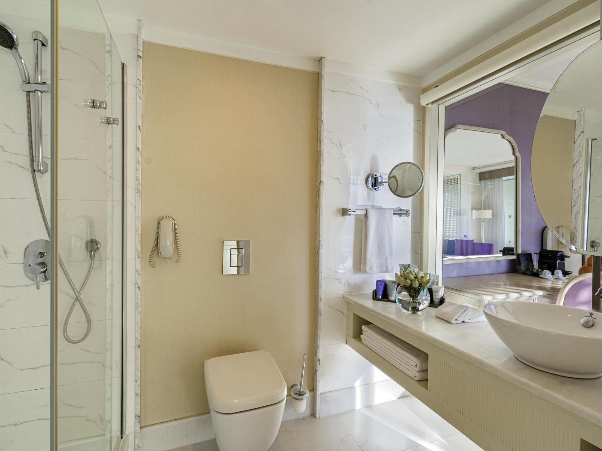 Chambre Lits Jumeaux Confort avec 2 Canapés-Lits - Vue sur Ville
